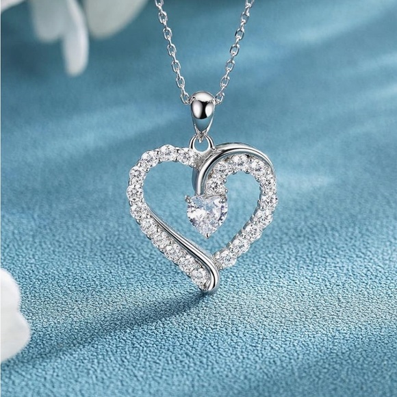 Gorgeous heart pendant with chain - Picture 3 of 4
